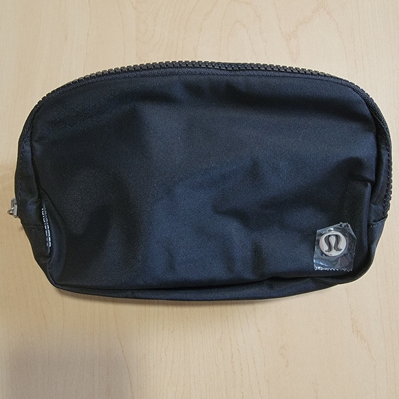 Lululemon | Everywhere Belt Bag - Black - Picture 3 of 9